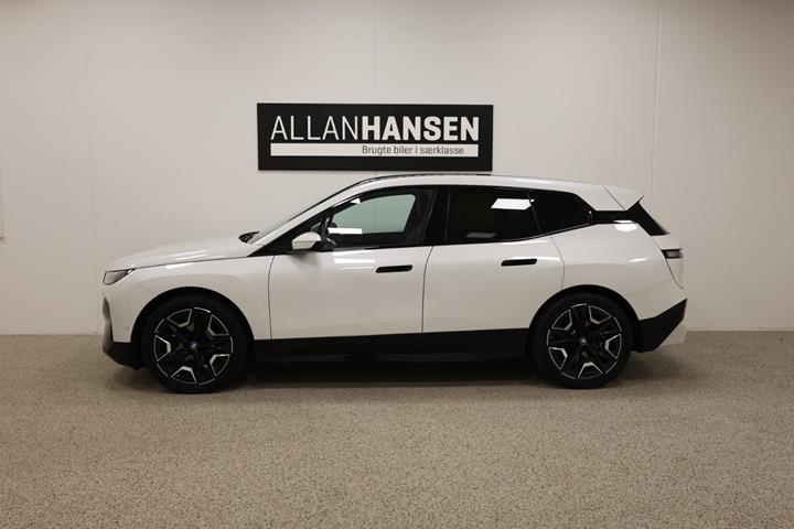 Hvid BMW iX fra 2023