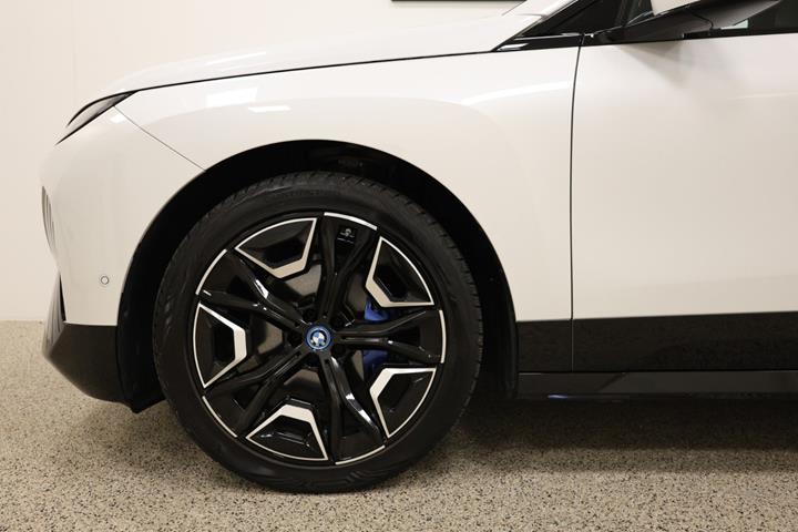 Hvid BMW iX fra 2023