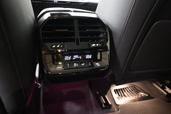 Hvid BMW iX fra 2023