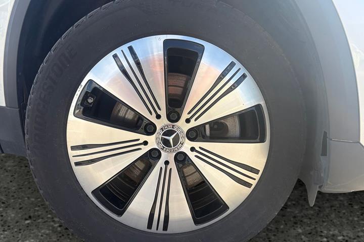 Sølv Mercedes EQA250+ fra 2023