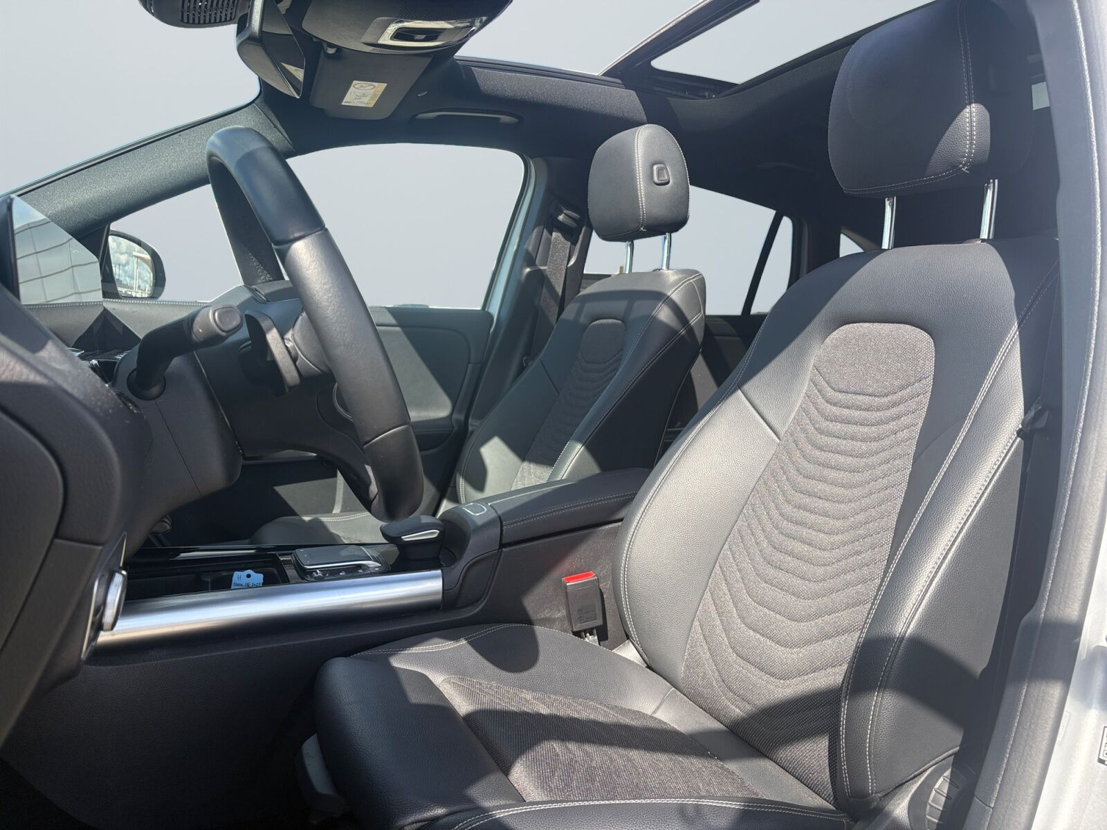 Sølv Mercedes EQA250+ fra 2023