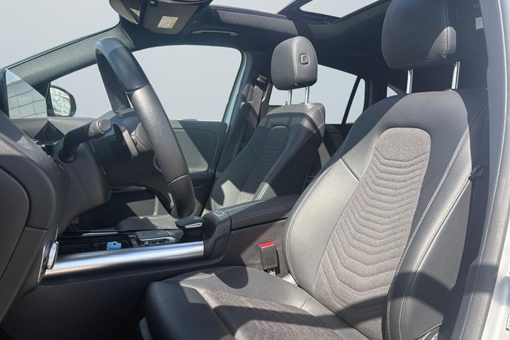 Sølv Mercedes EQA250+ fra 2023