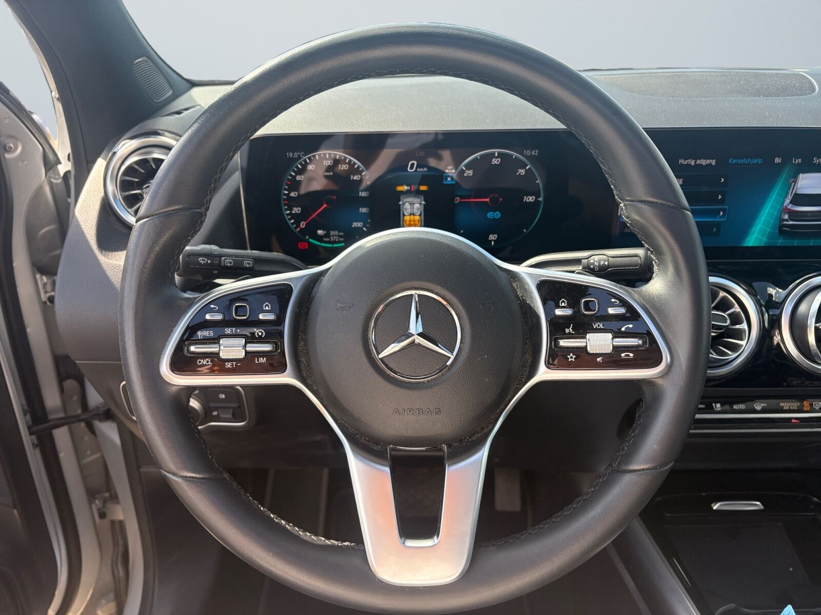 Sølv Mercedes EQA250+ fra 2023