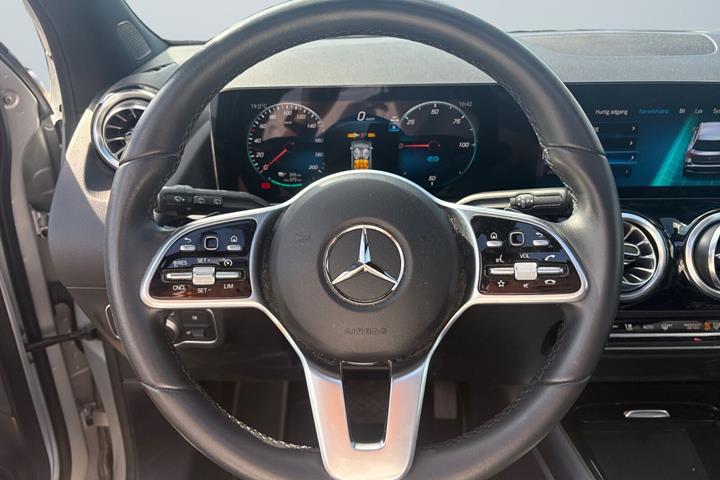 Sølv Mercedes EQA250+ fra 2023
