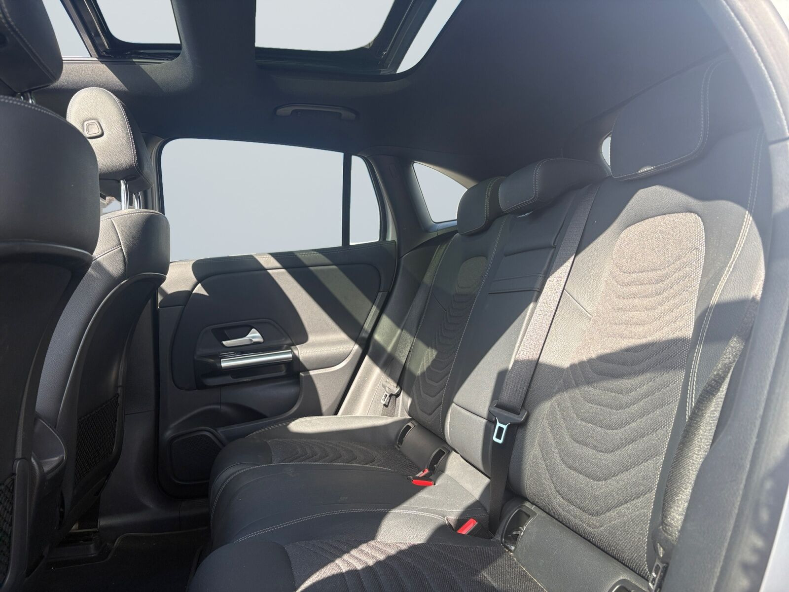 Sølv Mercedes EQA250+ fra 2023