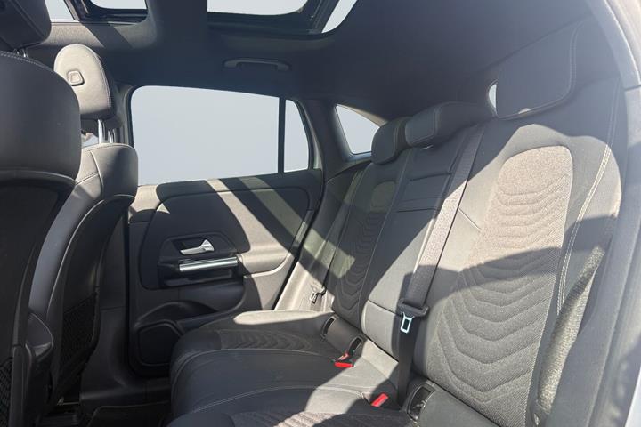 Sølv Mercedes EQA250+ fra 2023
