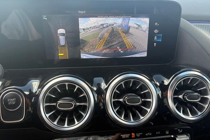 Sølv Mercedes EQA250+ fra 2023
