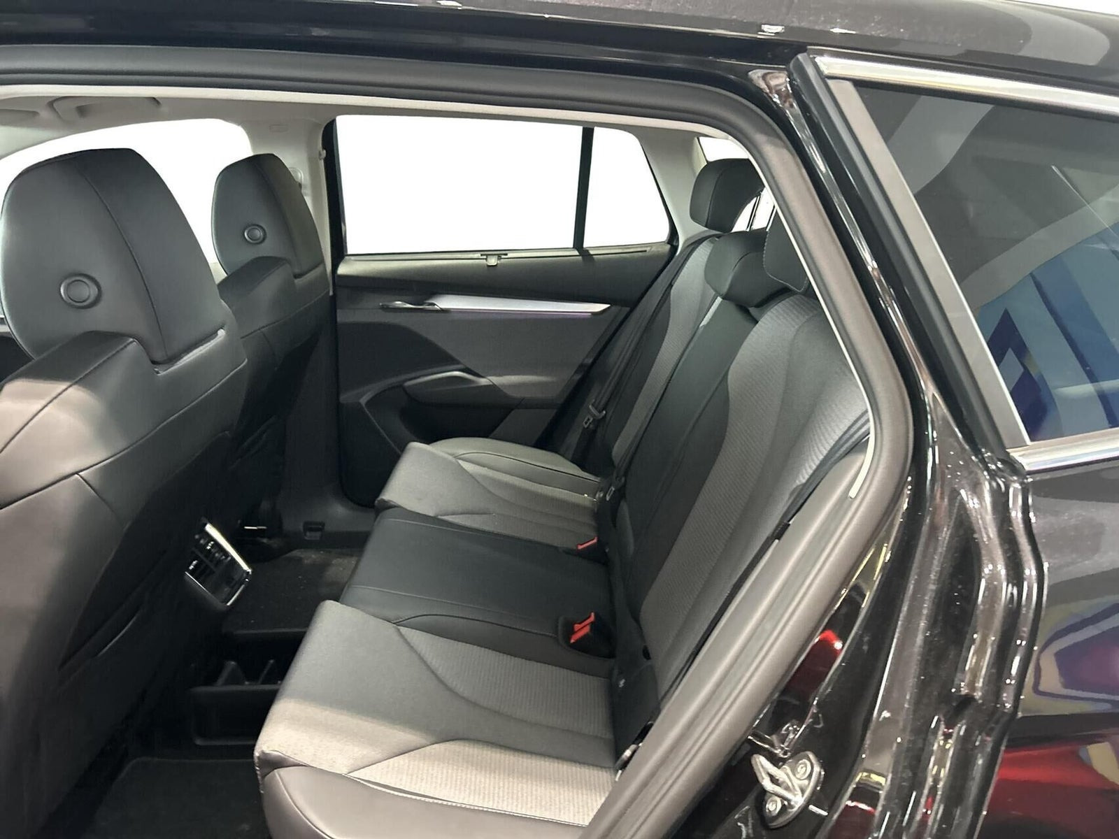 Sort Skoda Enyaq fra 2025
