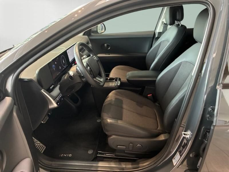 Beige Hyundai Ioniq 5 fra 2025