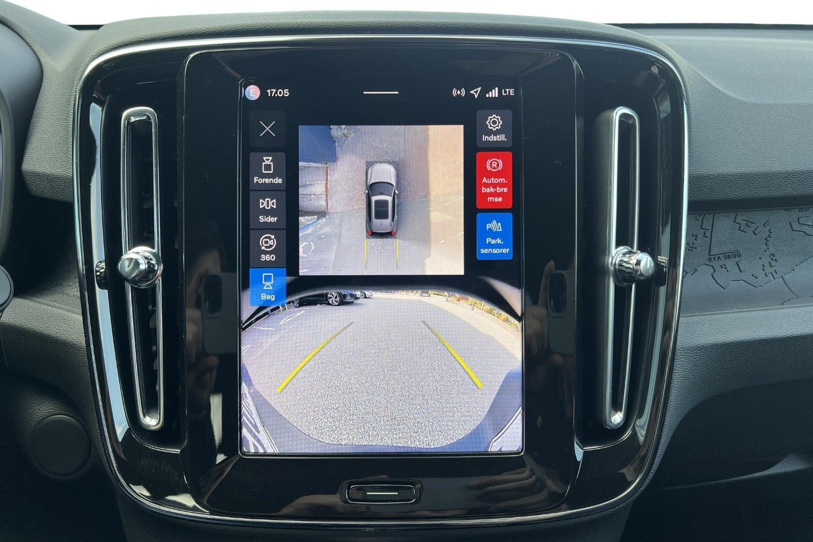Grå Volvo EX40 fra 2025