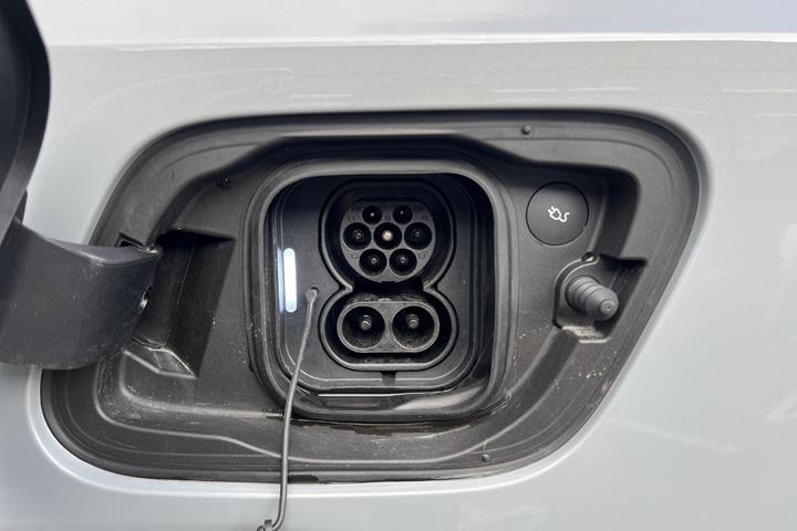 Grå Volvo EX40 fra 2025