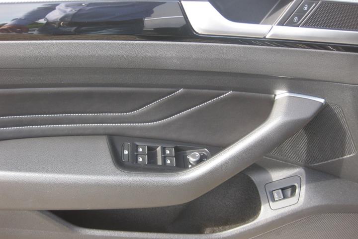 Grå VW Arteon fra 2022
