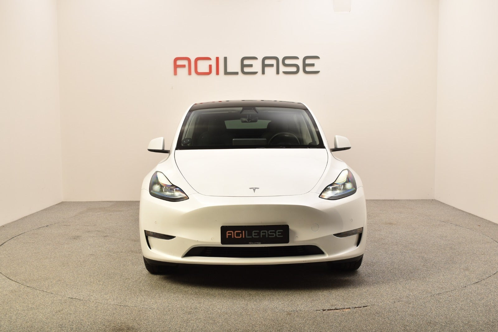 Hvid Tesla Model Y fra 2021