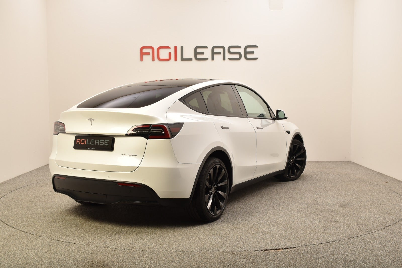 Hvid Tesla Model Y fra 2021