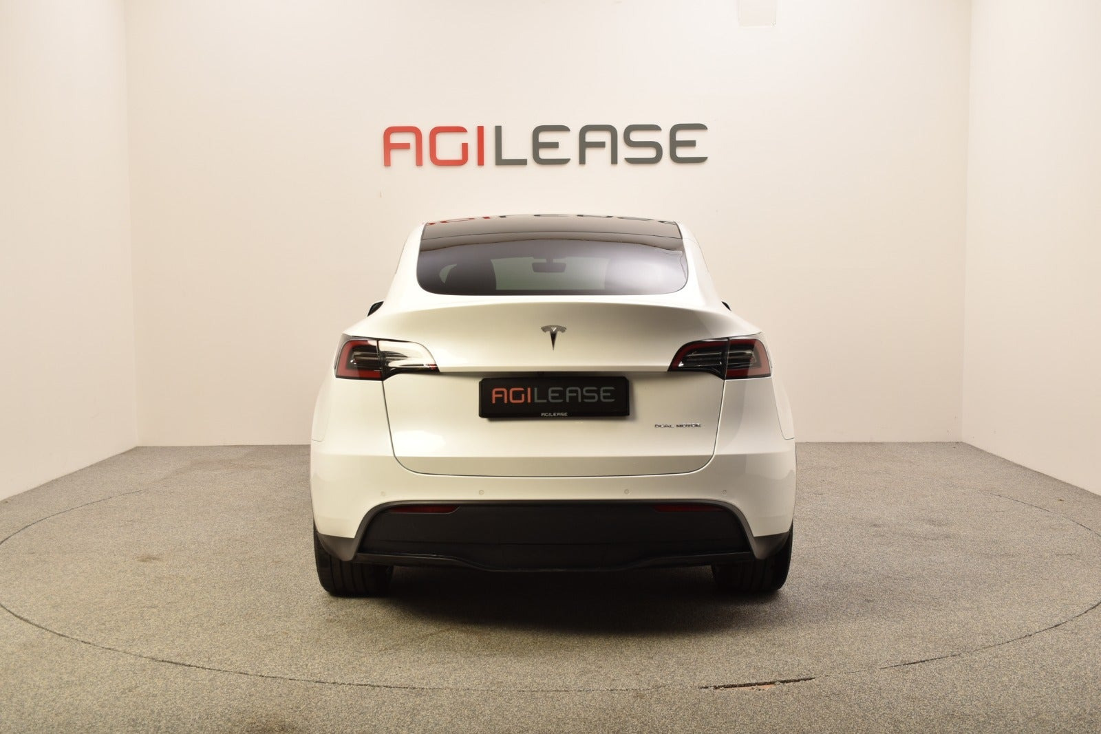 Hvid Tesla Model Y fra 2021