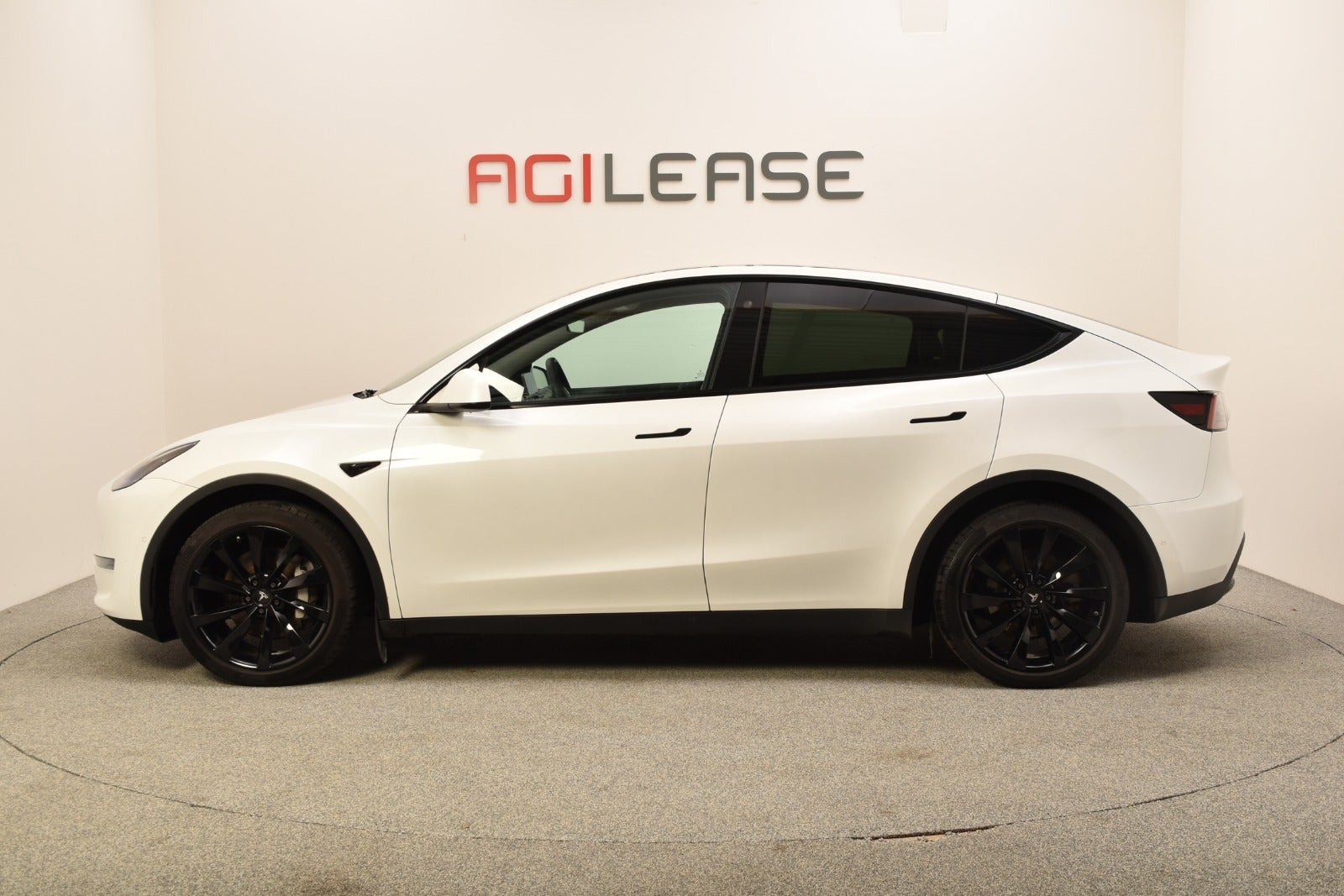Hvid Tesla Model Y fra 2021