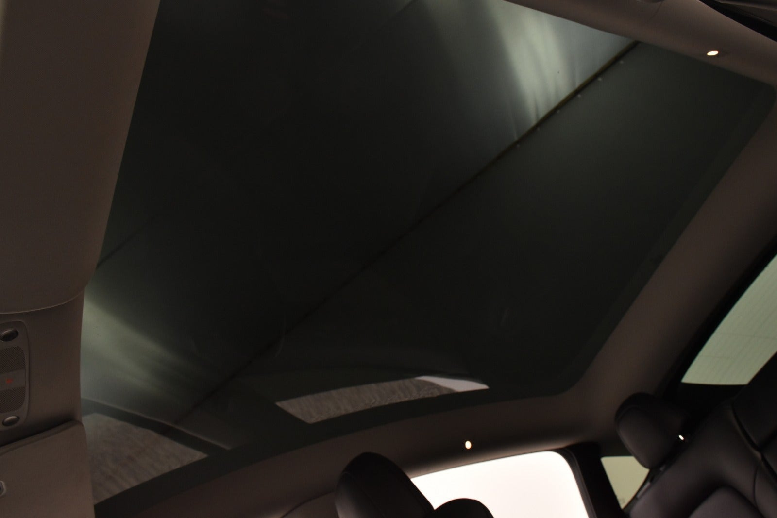 Hvid Tesla Model Y fra 2021
