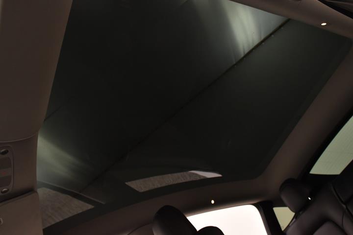 Hvid Tesla Model Y fra 2021