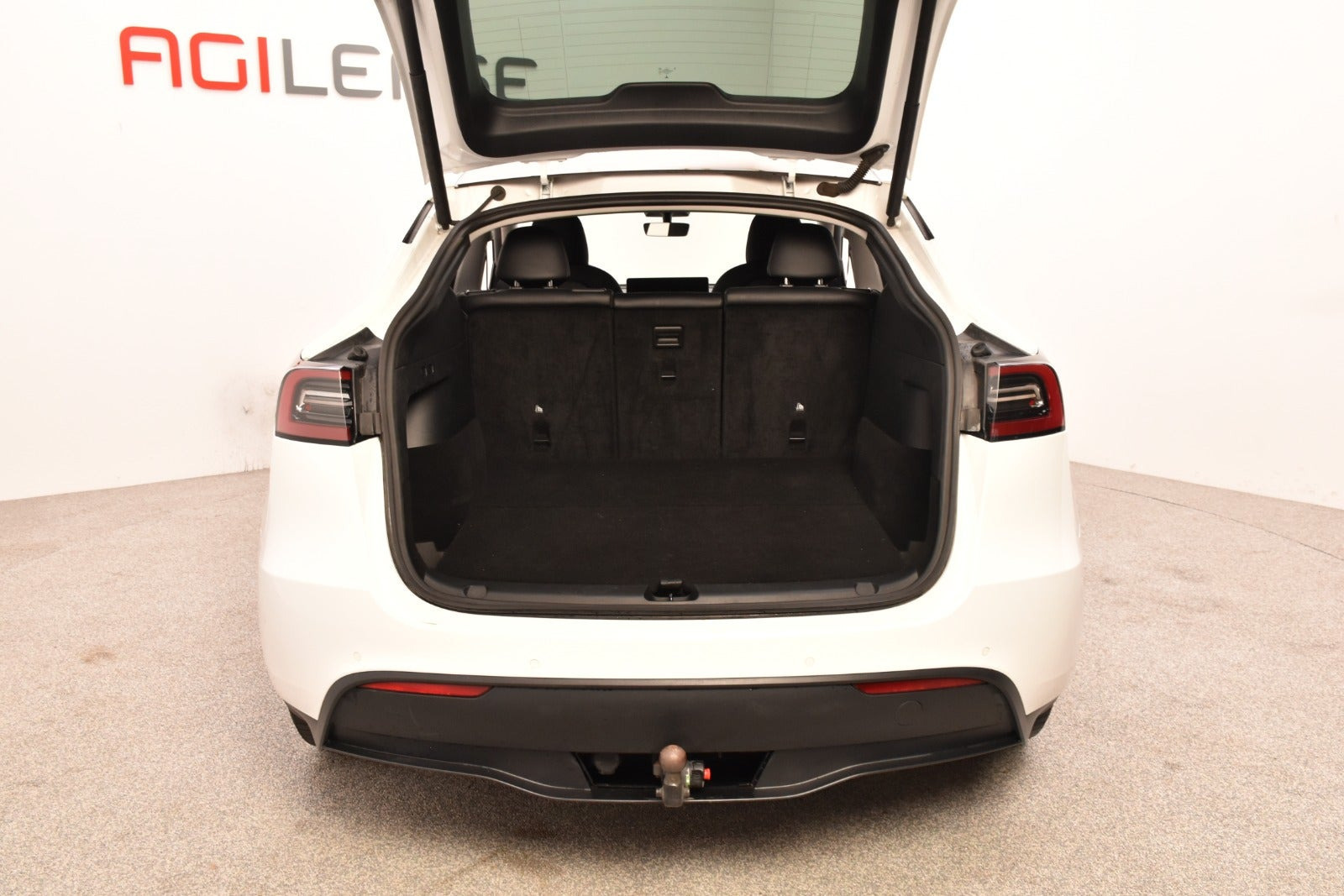 Hvid Tesla Model Y fra 2021