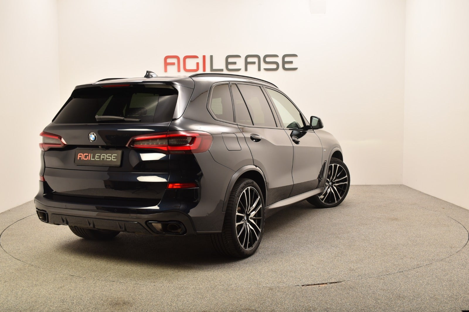 Blå BMW X5 fra 2020