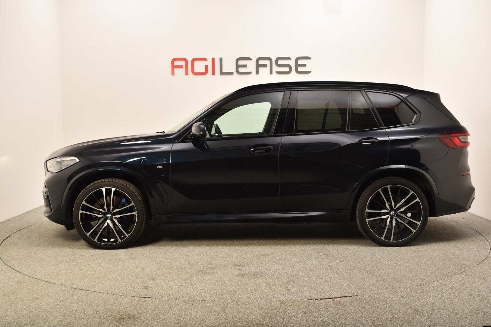 Blå BMW X5 fra 2020