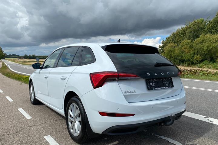 Hvid Skoda Scala fra 2023