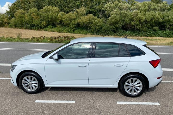 Hvid Skoda Scala fra 2023
