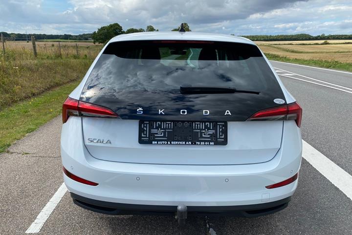 Hvid Skoda Scala fra 2023