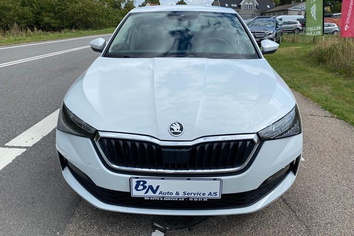 Hvid Skoda Scala fra 2023