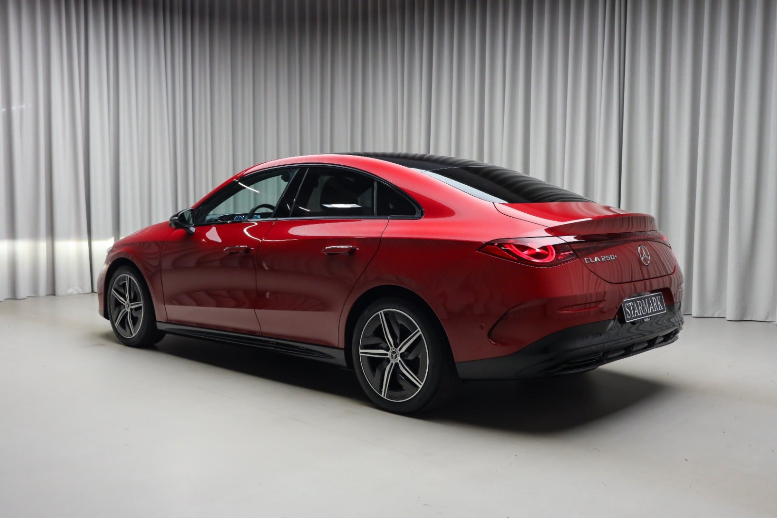 Rød Mercedes CLA250+ fra 2025
