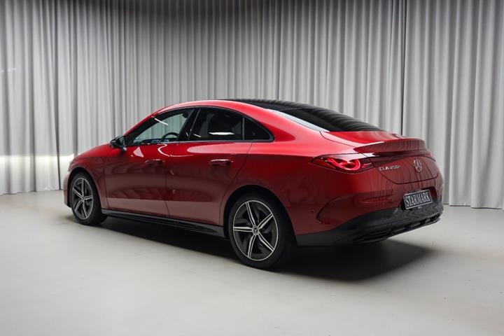 Rød Mercedes CLA250+ fra 2025