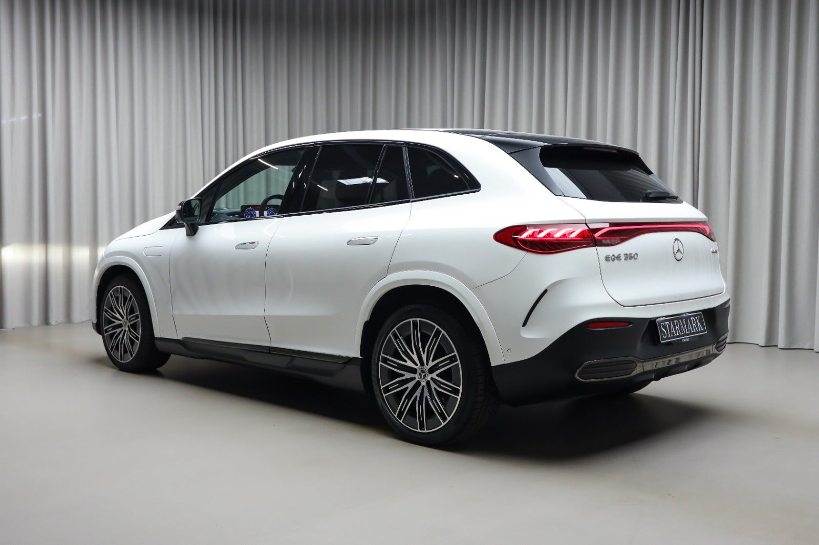 Hvid Mercedes EQE350 SUV fra 2025