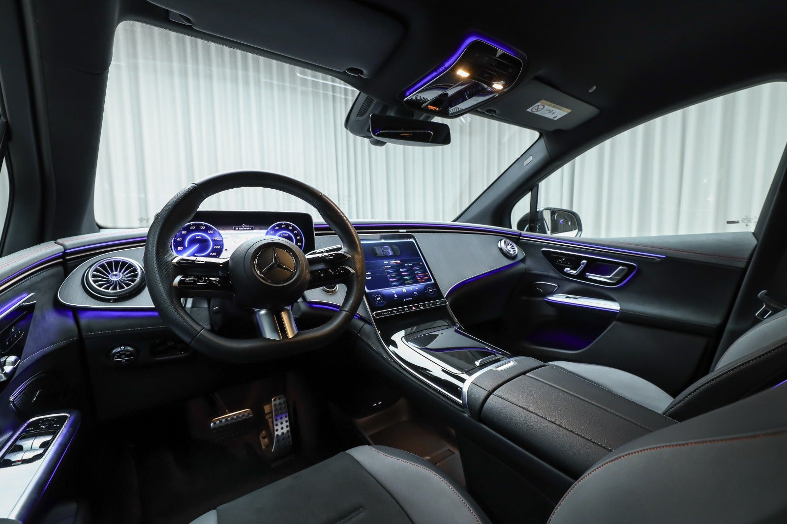 Hvid Mercedes EQE350 SUV fra 2025