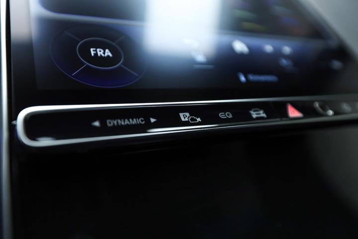 Hvid Mercedes EQE350 SUV fra 2025