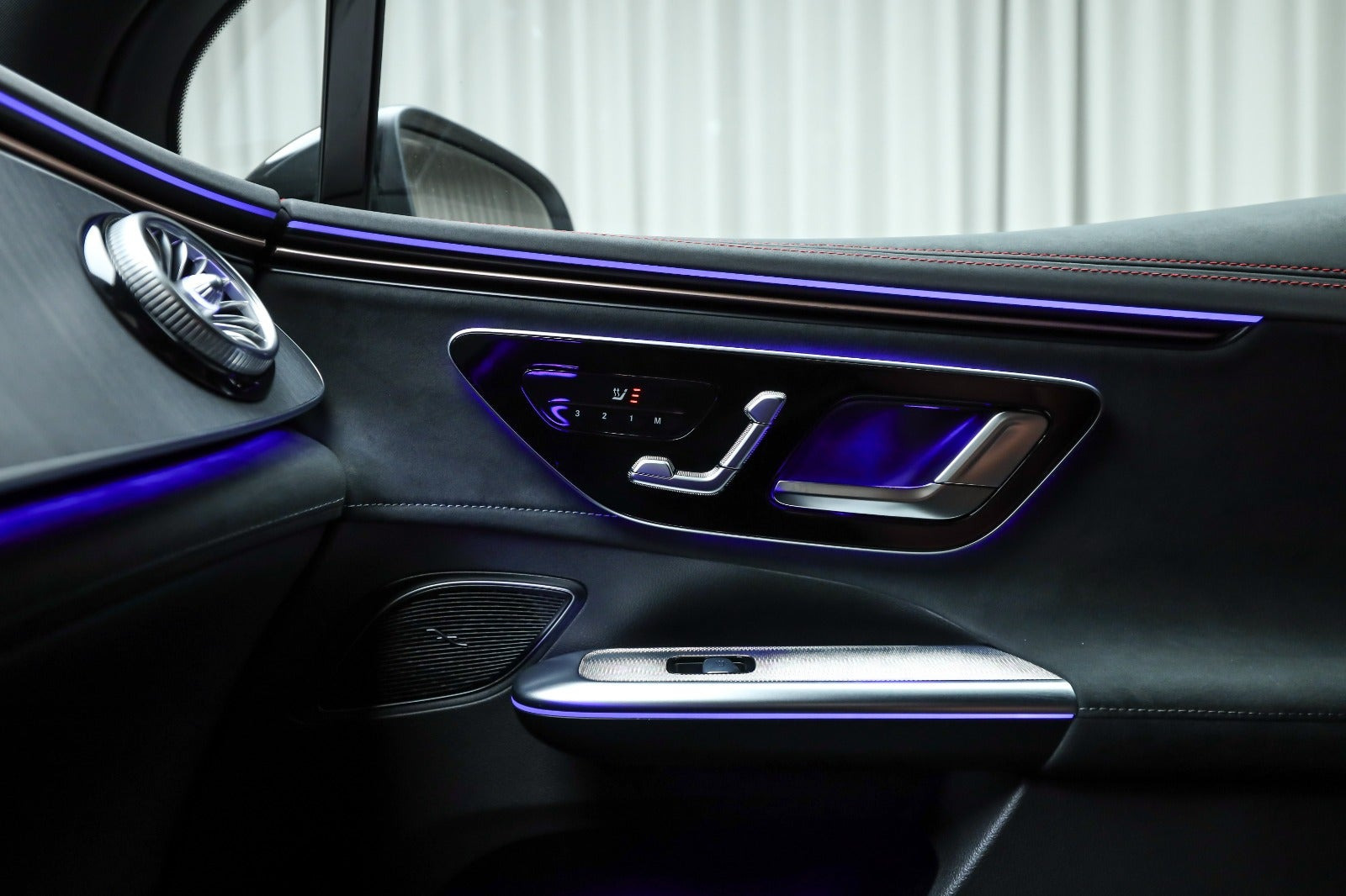 Hvid Mercedes EQE350 SUV fra 2025