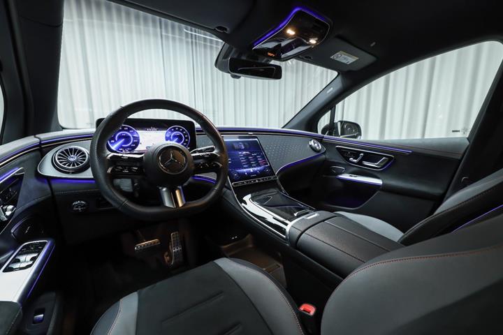 Sort Mercedes EQE350 SUV fra 2026