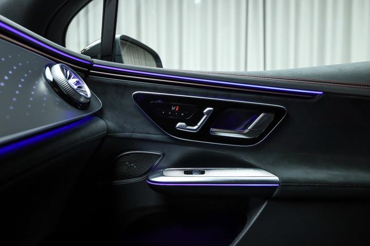 Sort Mercedes EQE350 SUV fra 2026