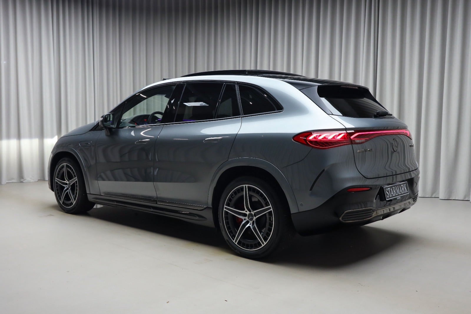 Grå Mercedes EQE43 SUV fra 2024