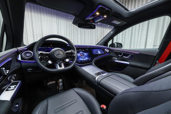 Grå Mercedes EQE43 SUV fra 2024