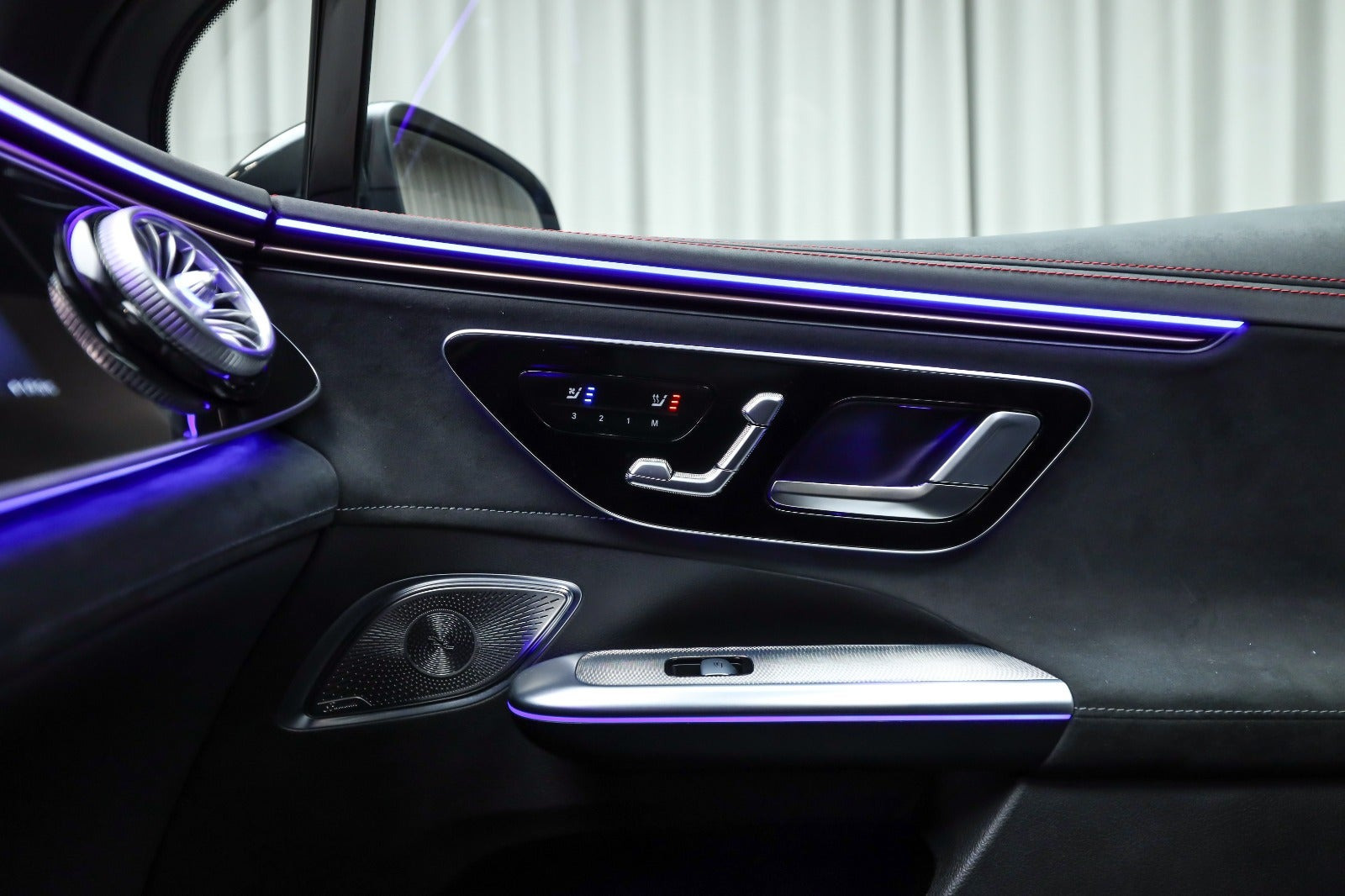 Grå Mercedes EQE43 SUV fra 2024