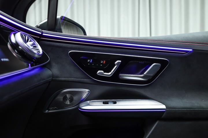 Grå Mercedes EQE43 SUV fra 2024