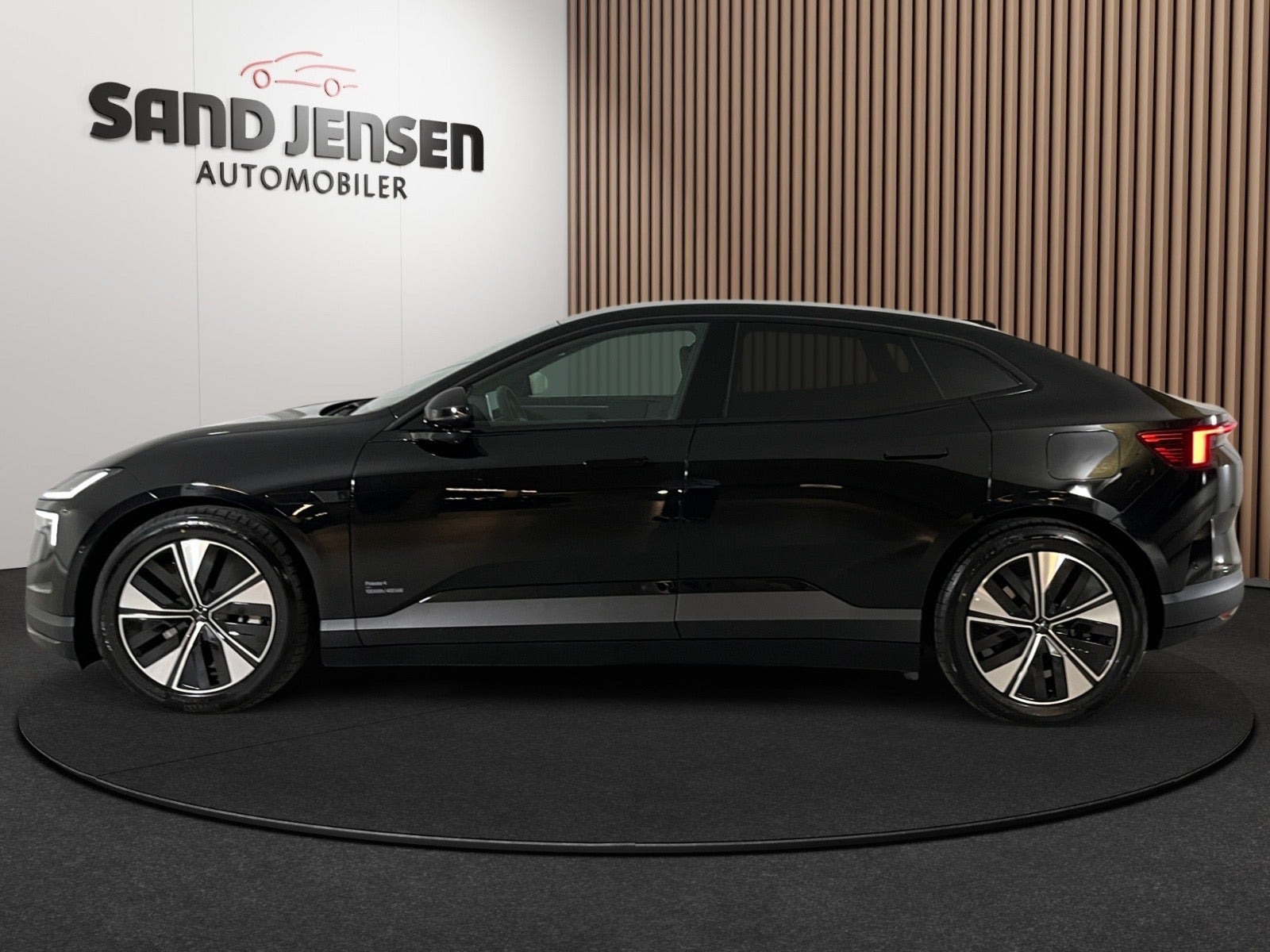 Sort Polestar 4 fra 2026