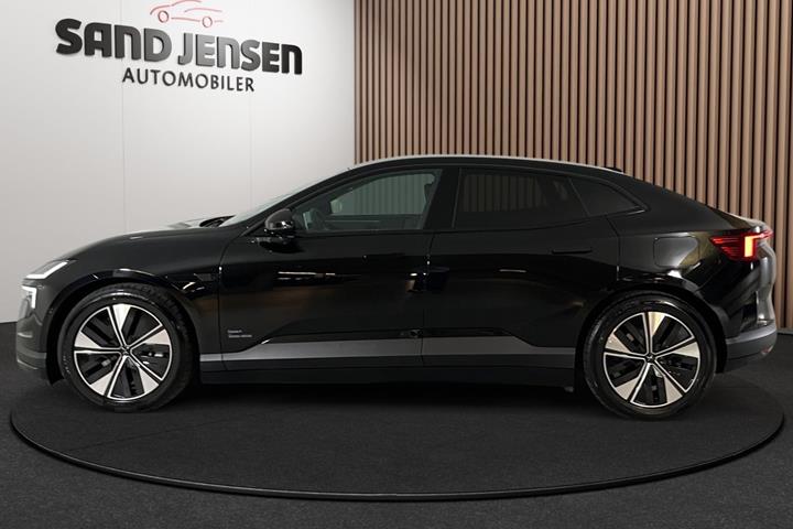 Sort Polestar 4 fra 2026