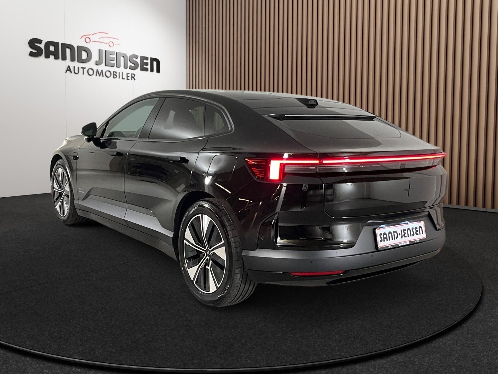 Sort Polestar 4 fra 2026