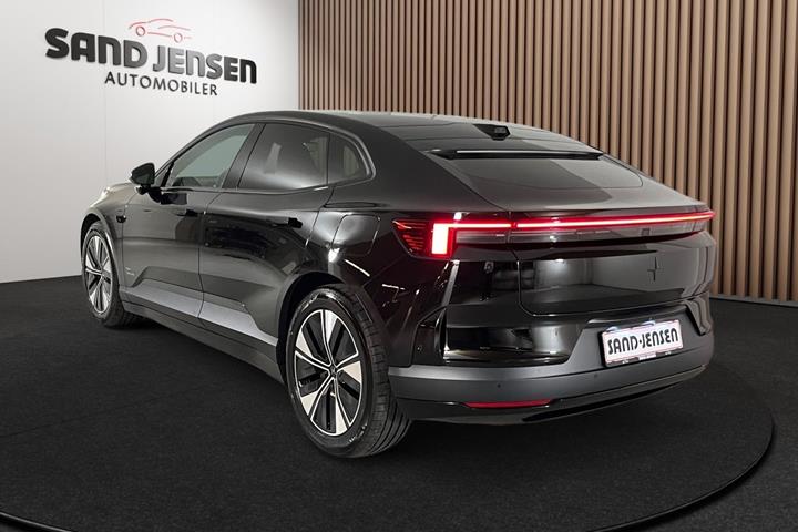 Sort Polestar 4 fra 2026