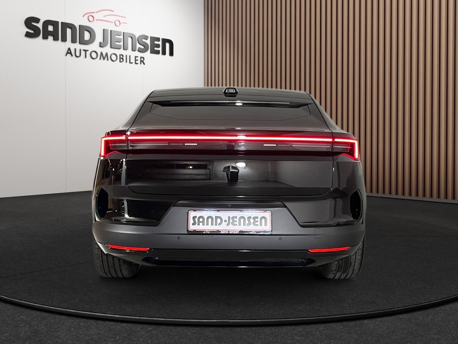 Sort Polestar 4 fra 2026