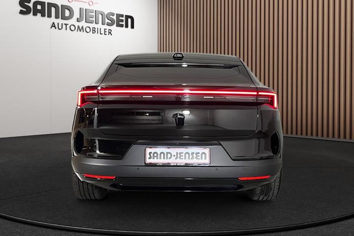 Sort Polestar 4 fra 2026