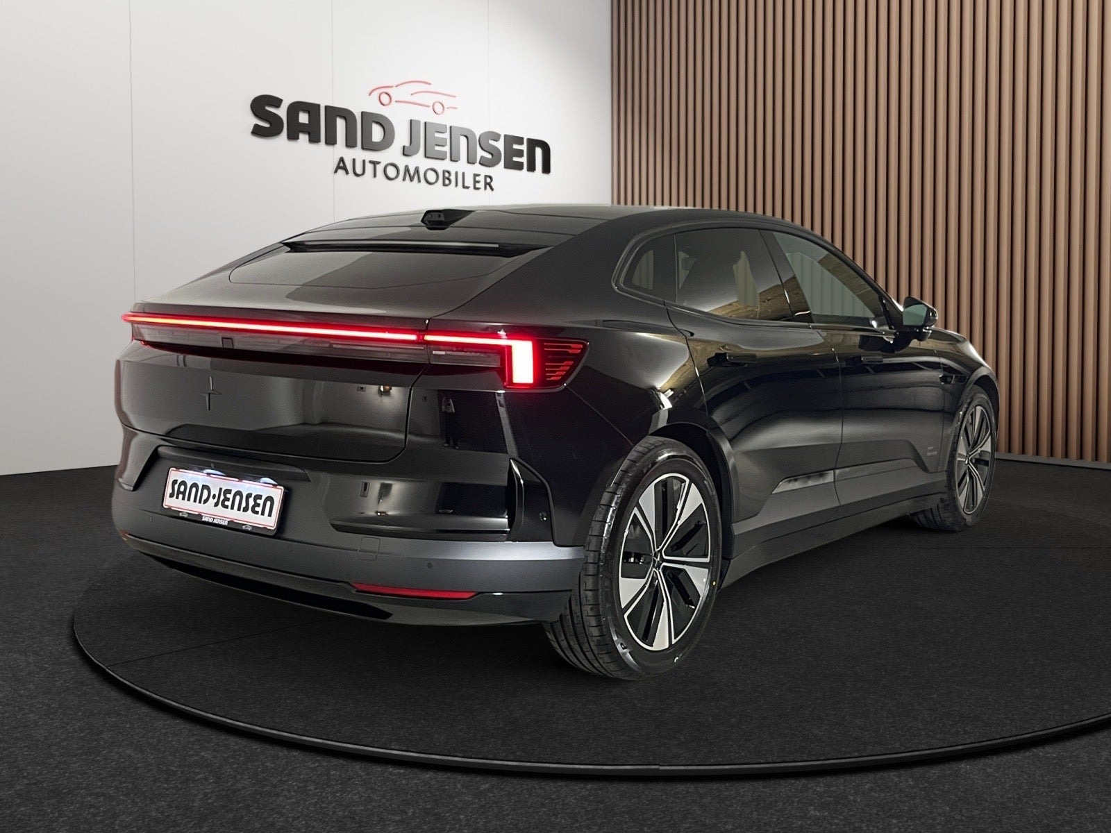 Sort Polestar 4 fra 2026