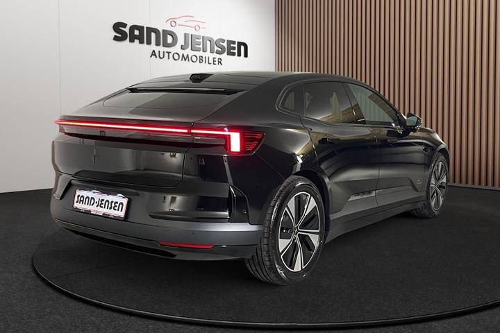 Sort Polestar 4 fra 2026