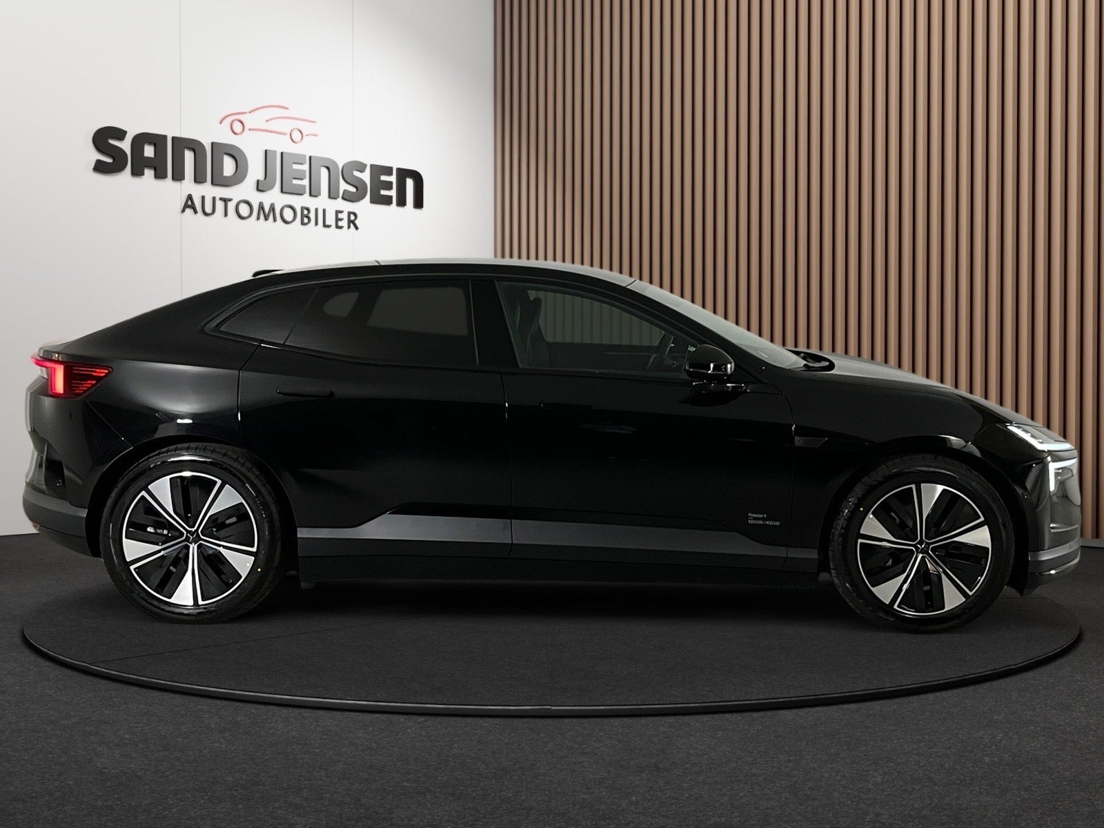 Sort Polestar 4 fra 2026